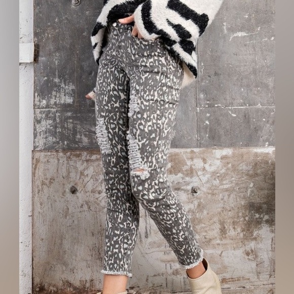 Stop Me If You Can Distressed Ankle - Picture 2 of 8